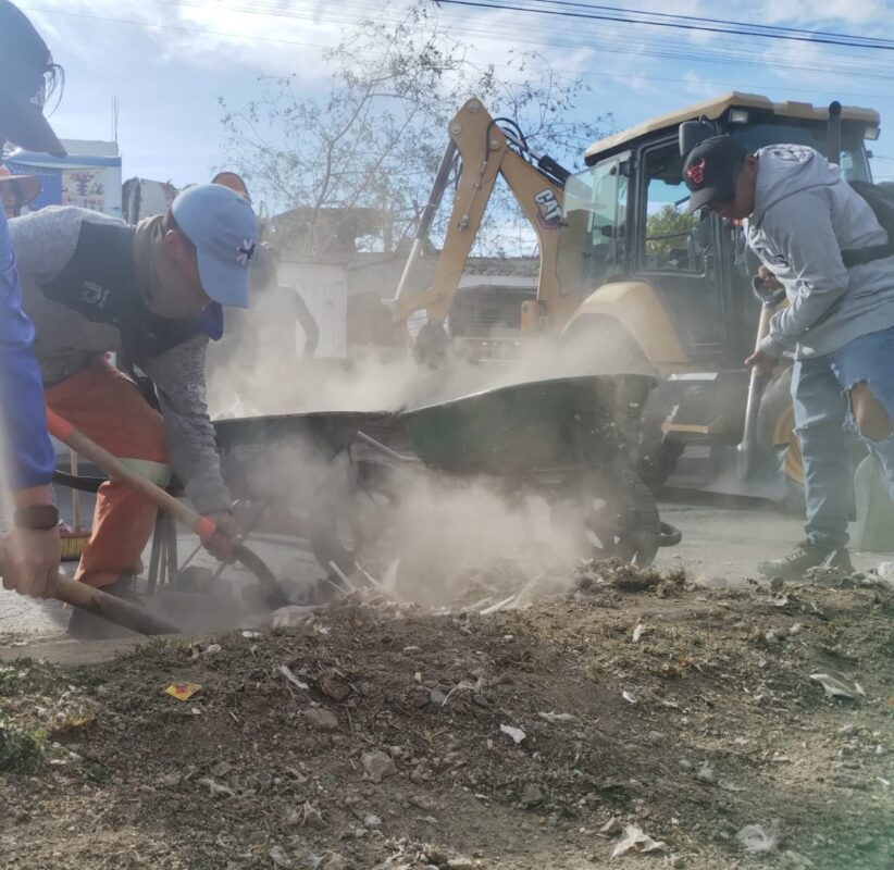 1687650453 SERVIDORES PUBLICOS REALIZAN JORNADA DE LIMPIEZA EN AV ACUITLAPILCO