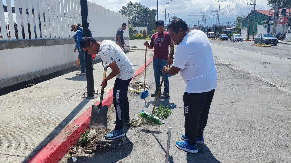 1688245598 LEVANTAN SERVIDORES PUBLICOS MAS DE 16 METROS CUBICOS DE BASURA