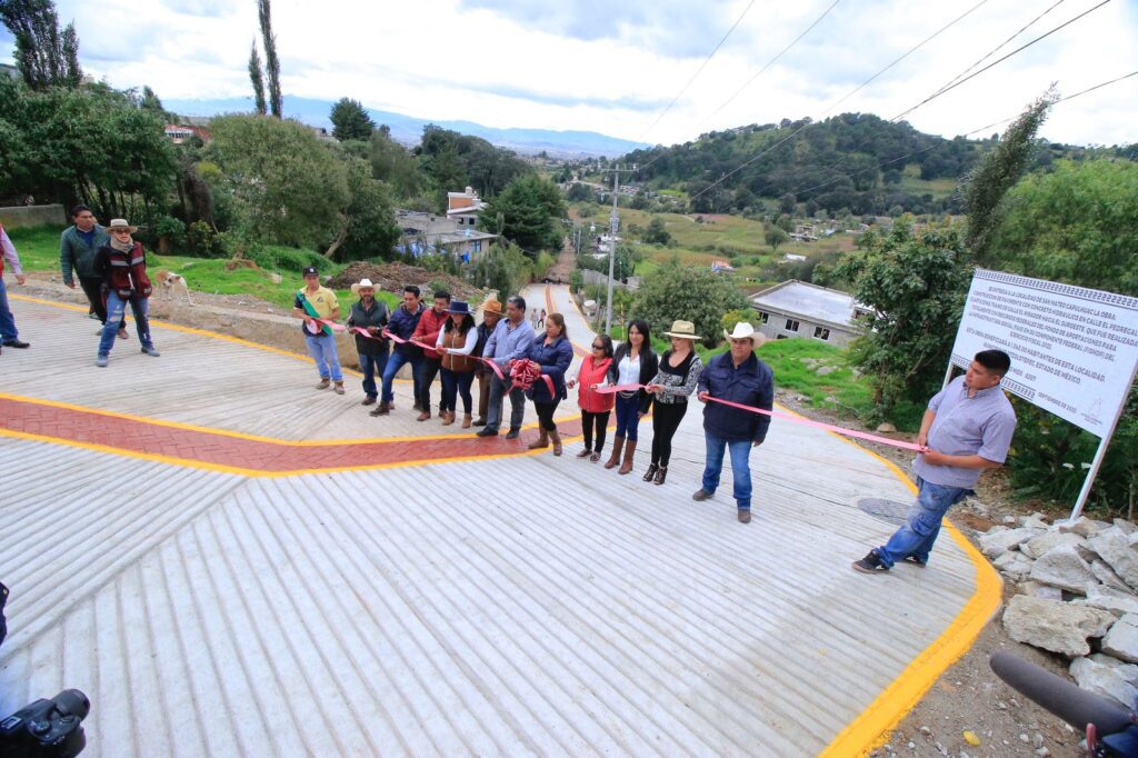 1697127830 Por vias mas dignas entregamos pavimentacion de calle El Pedregal