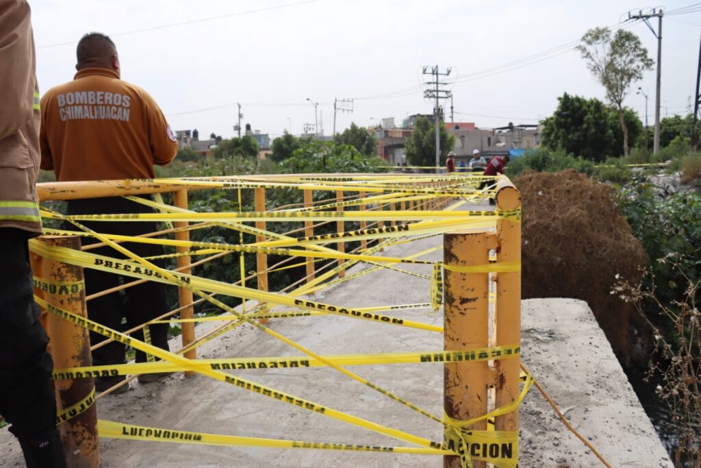 1699191262 A PETICION DE USUARIOS ABREN PUENTE PEATONAL EN LA COLONIA