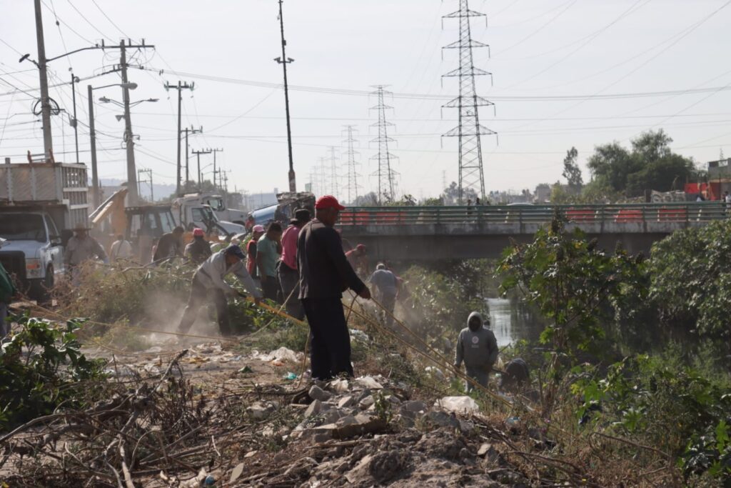 1699899432 GOBIERNO DE CHIMALHUACAN REALIZA LIMPIEZA EN EL MARGEN DEL CANAL