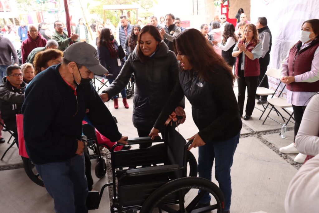 1701970081 ENCABEZA XOCHITL FLORES ENTREGA DE EQUIPOS FUNCIONALES A PERSONAS CON