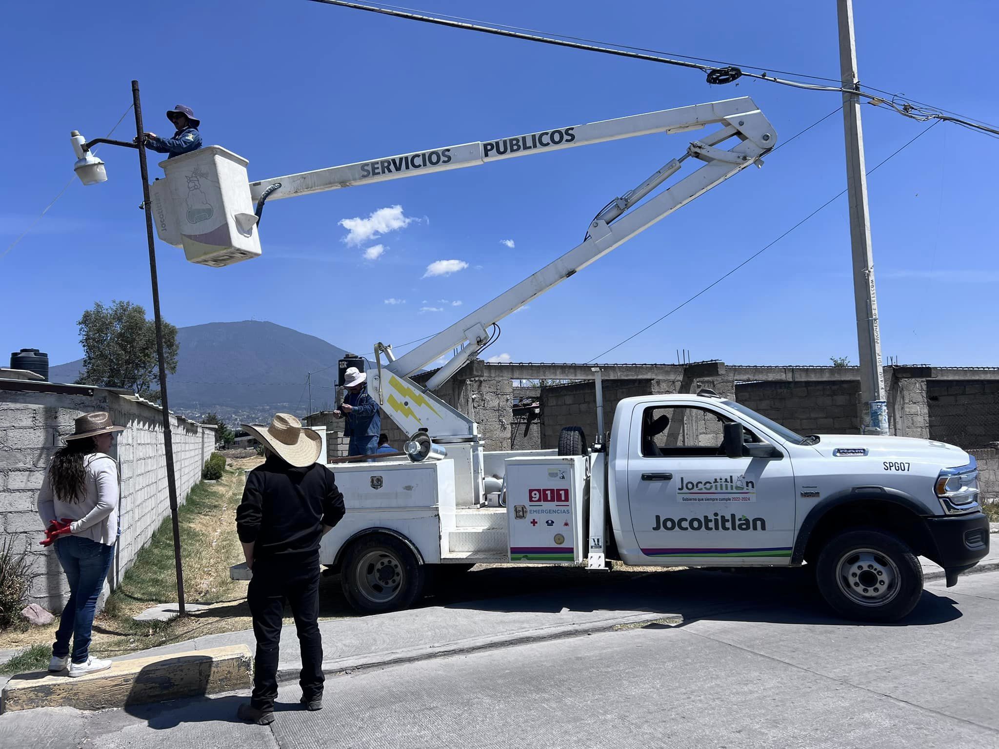 1710402693 498 En cada comunidad se verifica el correcto funcionamiento del alumbrado