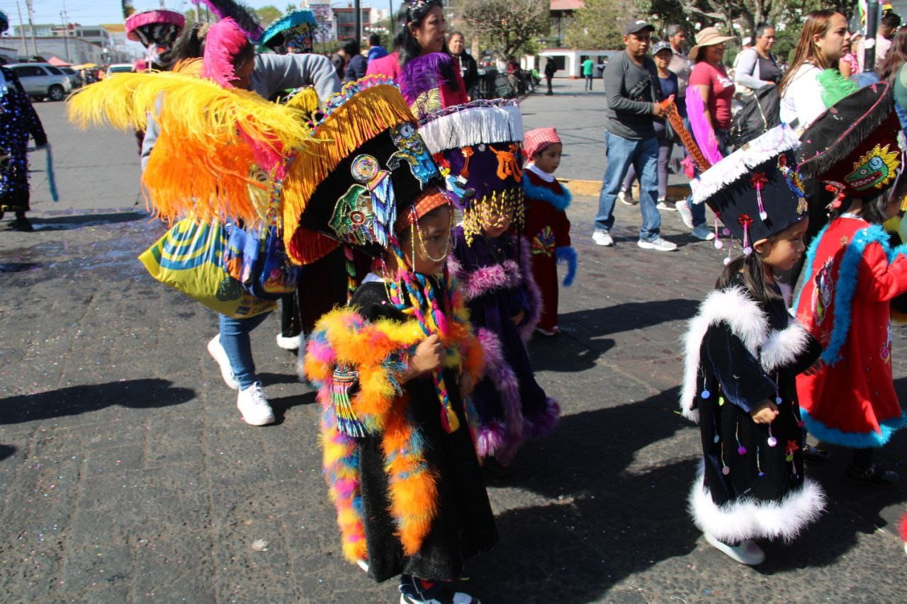 1714768497 181 Educacion Un desfile lleno de color musica y mucha