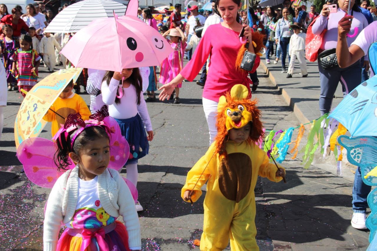 1714768497 374 Educacion Un desfile lleno de color musica y mucha