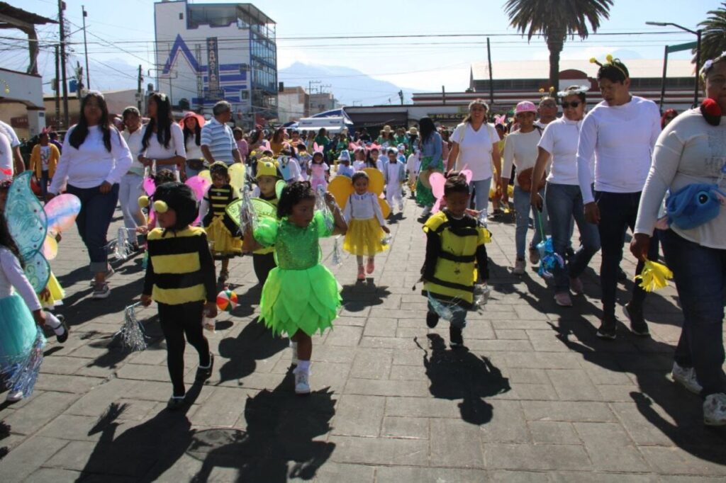 1714768505 Educacion Un desfile lleno de color musica y mucha scaled