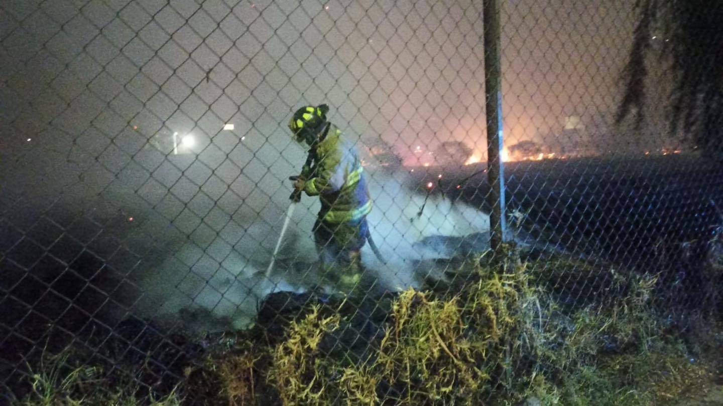 1714881928 182 Bomberos de Metepec atendieron de manera oportuna incendio de pastizal