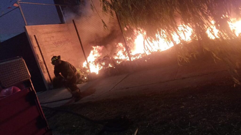 1714881936 Bomberos de Metepec atendieron de manera oportuna incendio de pastizal scaled