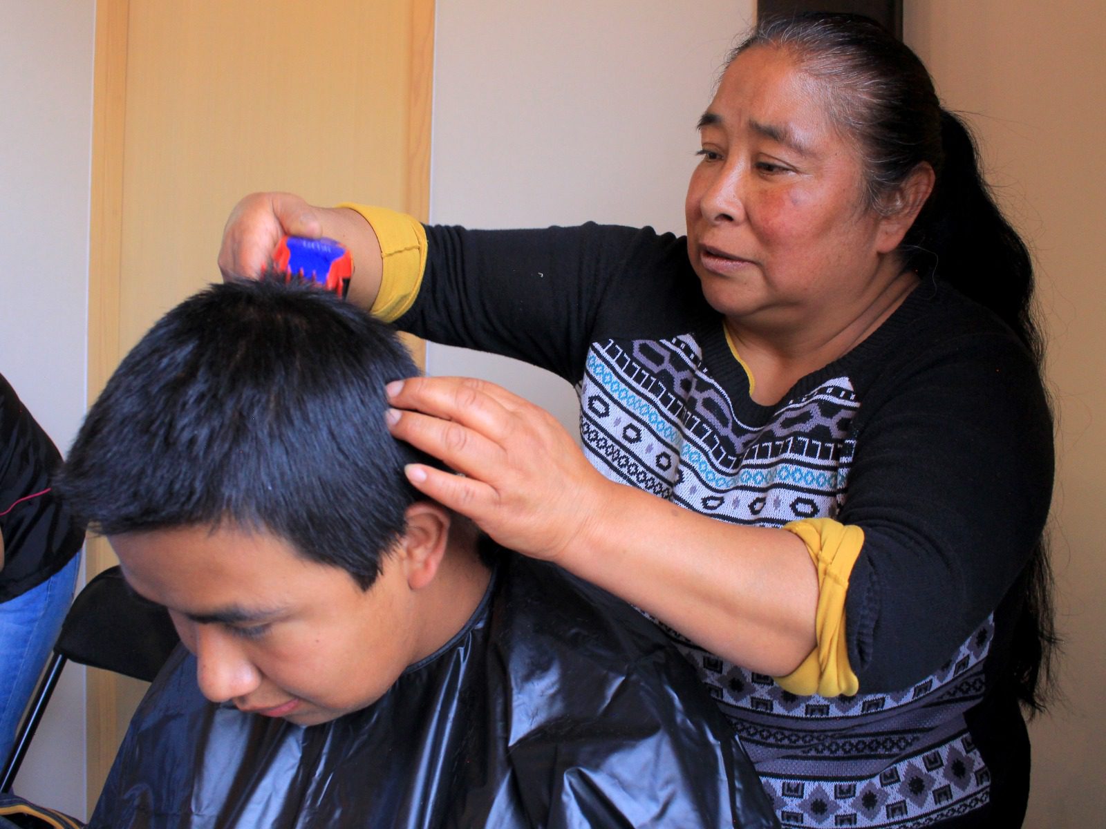 1715152479 265 Siguen su marcha los cursos de corte de cabello en