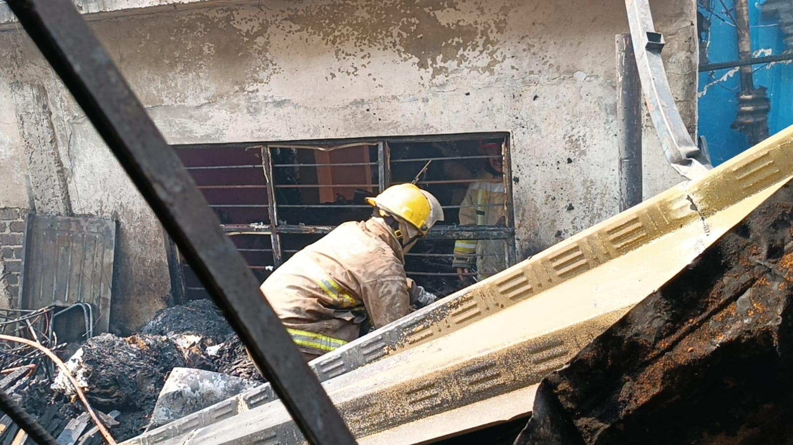 1715327408 721 PROTECCION CIVIL Y BOMBEROS DE CHIMALHUACAN CONTROLAN INCENDIO EN FABRICA