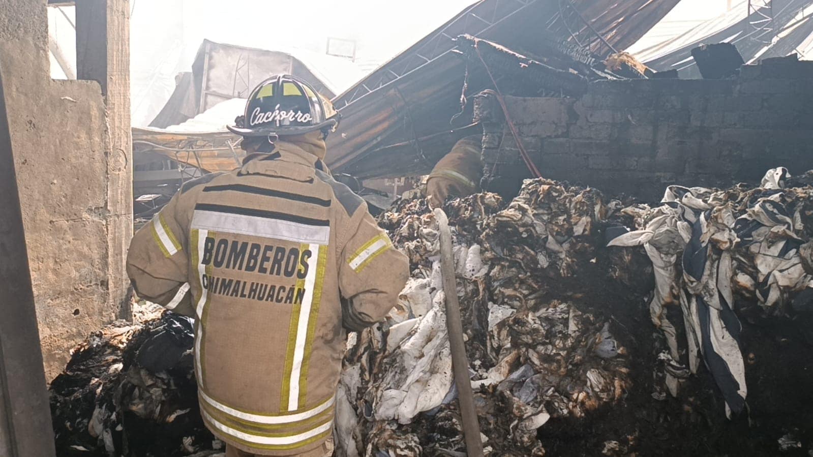 1715327408 879 PROTECCION CIVIL Y BOMBEROS DE CHIMALHUACAN CONTROLAN INCENDIO EN FABRICA