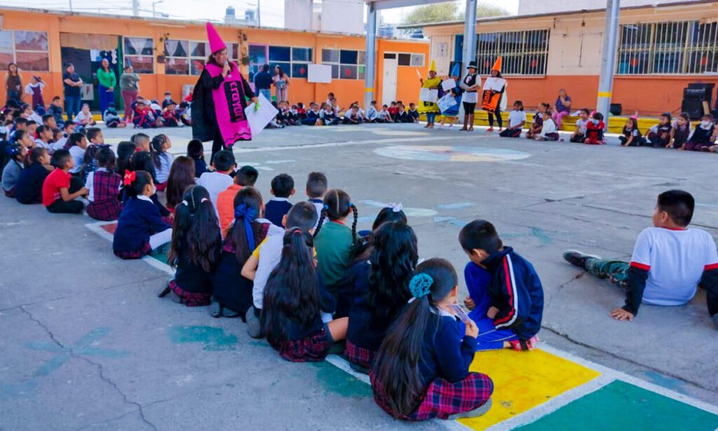 1715763820 EducacionYCultura CUENTA CUENTOS estuvo en la escuela Leona Vicario scaled