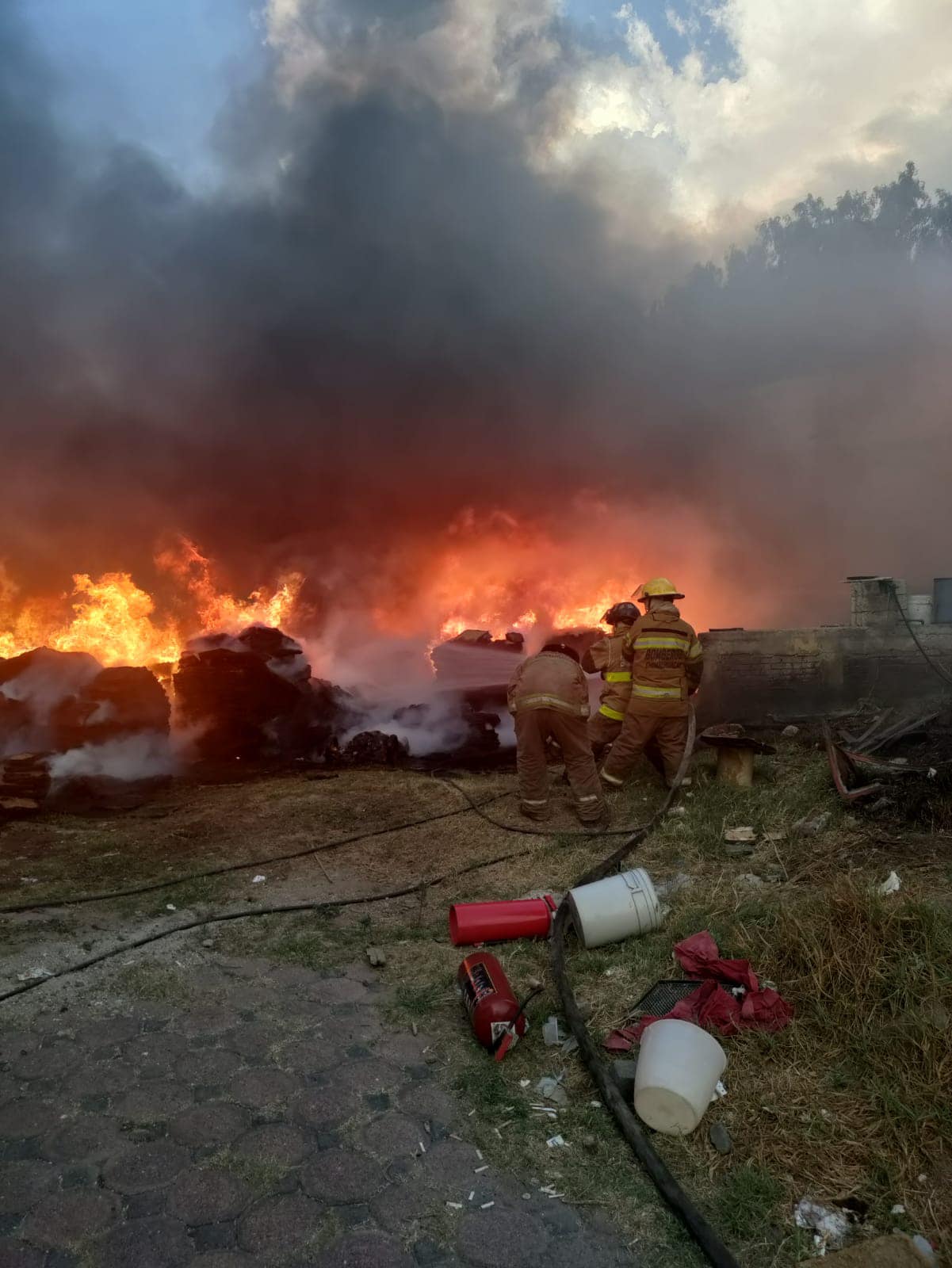 1716609828 290 BOMBEROS DE CHIMALHUACAN TRABAJAN PARA SOFOCAR INCENDIO