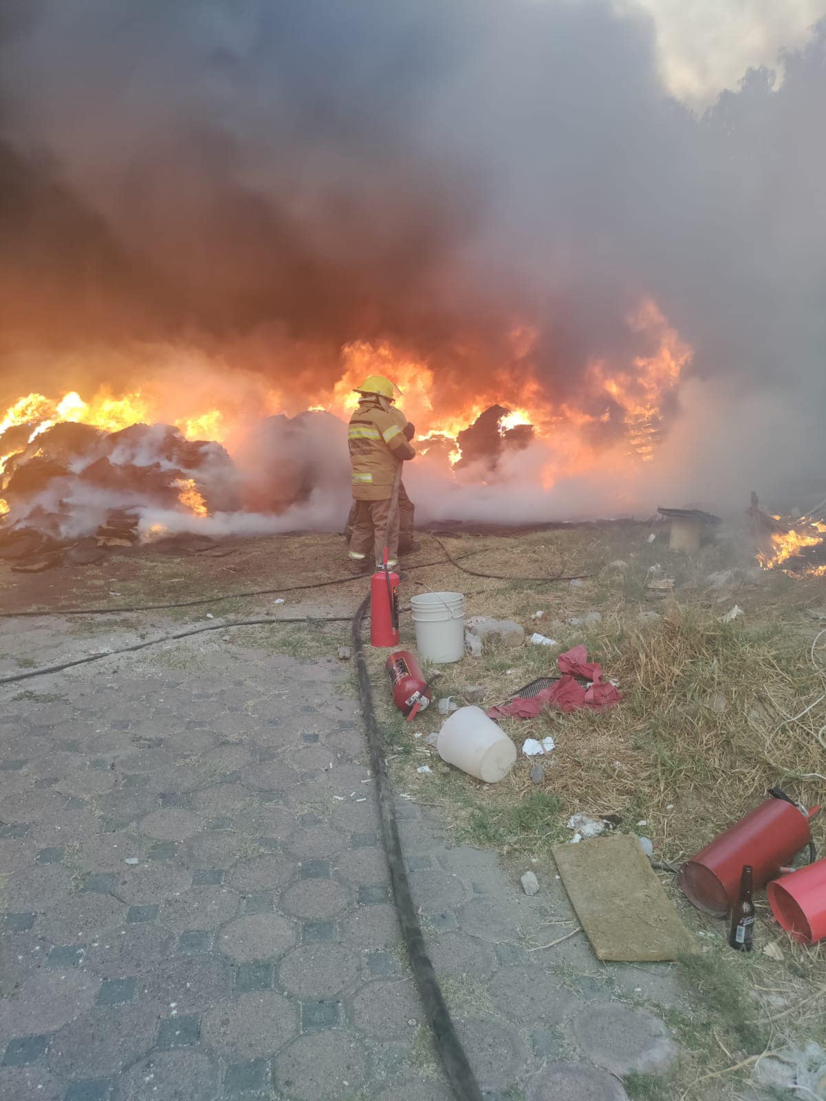 1716609828 447 BOMBEROS DE CHIMALHUACAN TRABAJAN PARA SOFOCAR INCENDIO