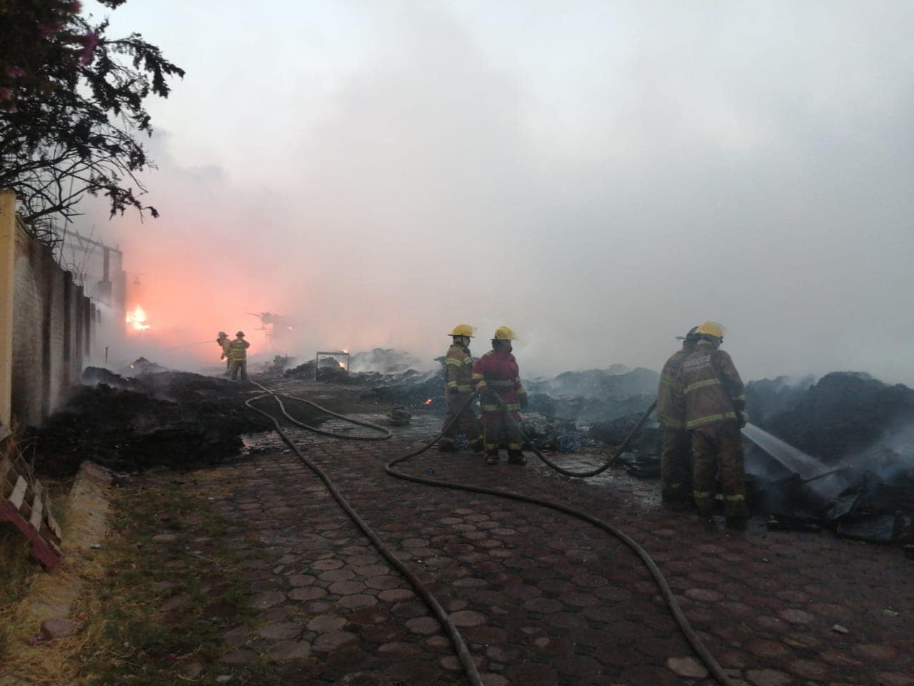 1716609828 992 BOMBEROS DE CHIMALHUACAN TRABAJAN PARA SOFOCAR INCENDIO