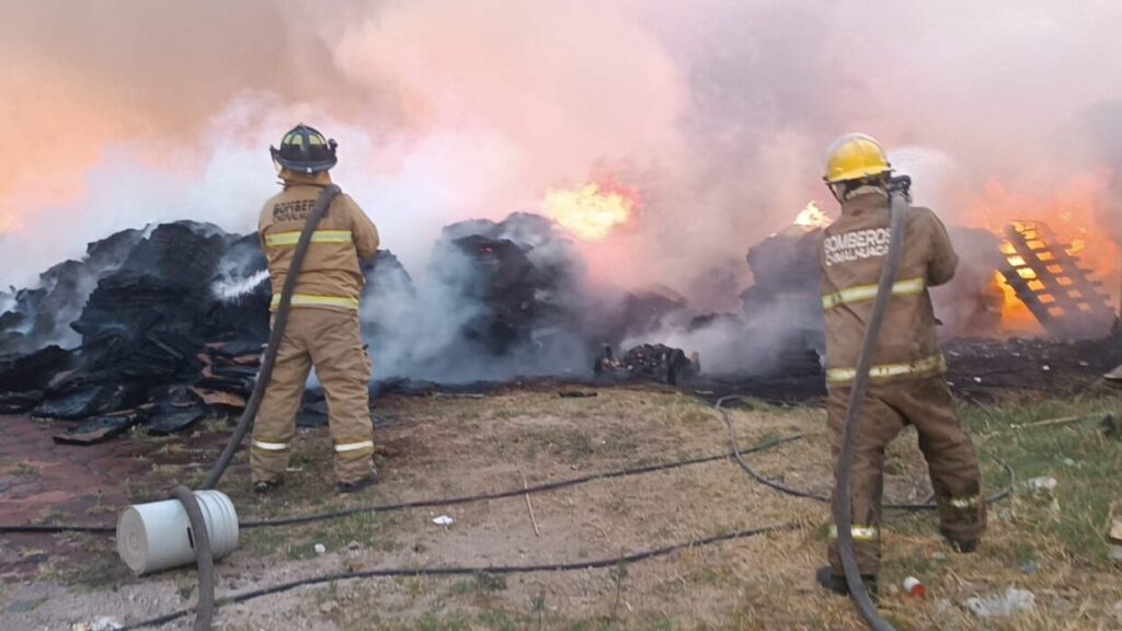 1716609836 BOMBEROS DE CHIMALHUACAN TRABAJAN PARA SOFOCAR INCENDIO scaled