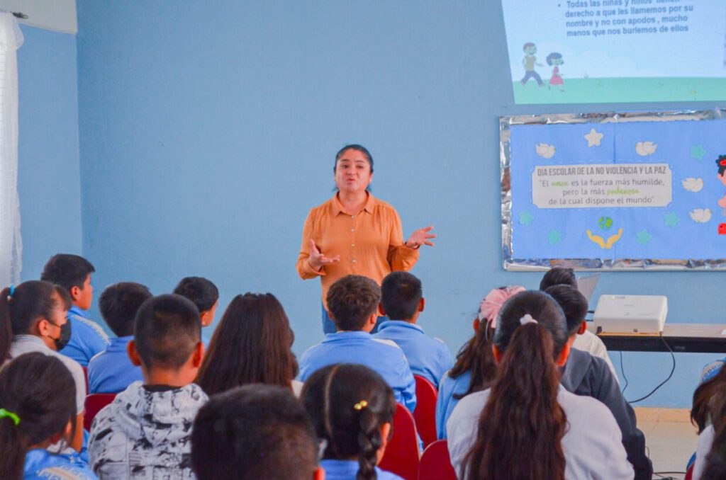 1716613085 DerechosHumanos Estudiantes de la primaria 15 de abril reciben scaled