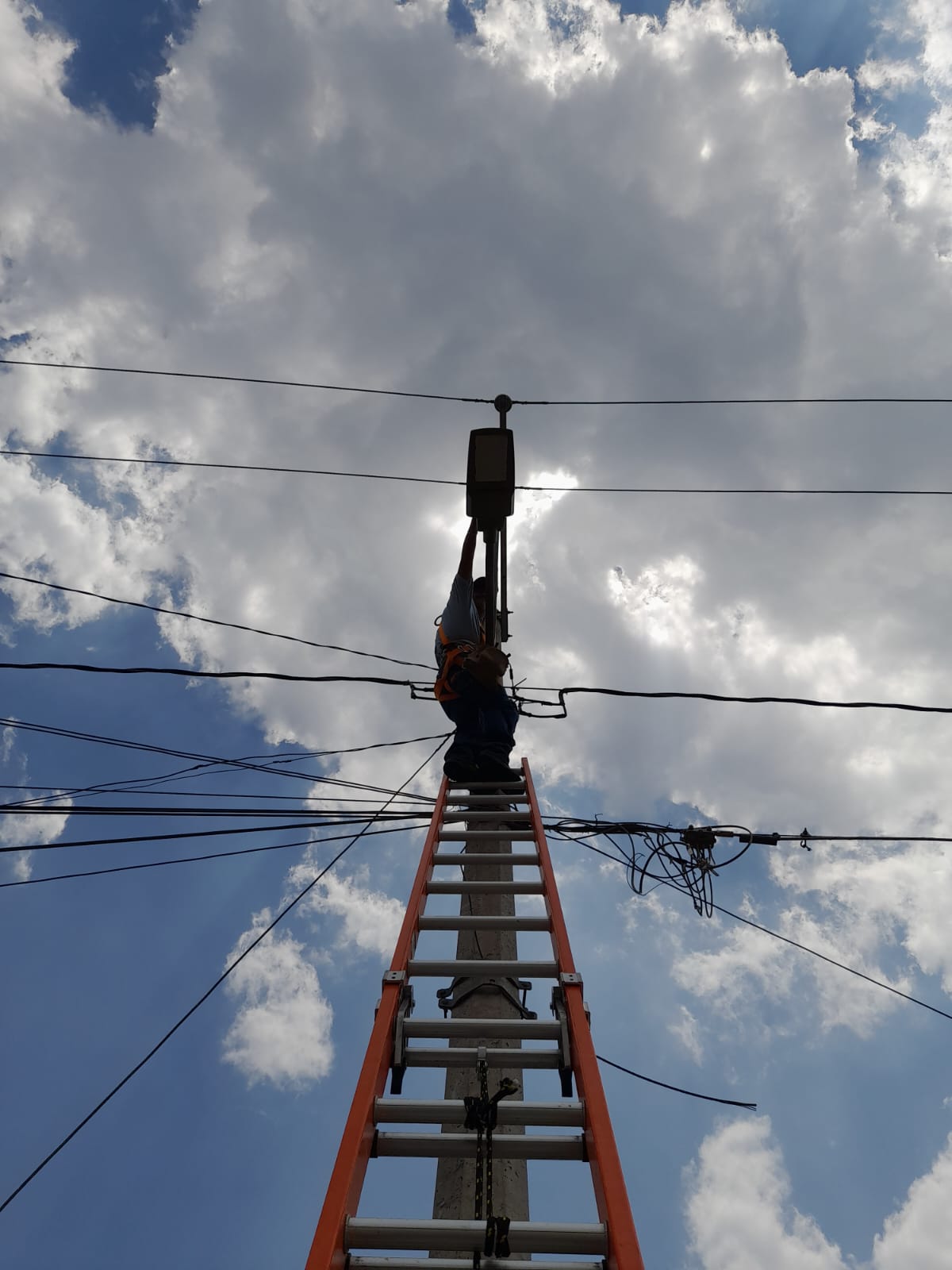 1716632562 409 ¿Tienes fallas en las lamparas electricas de tu calle