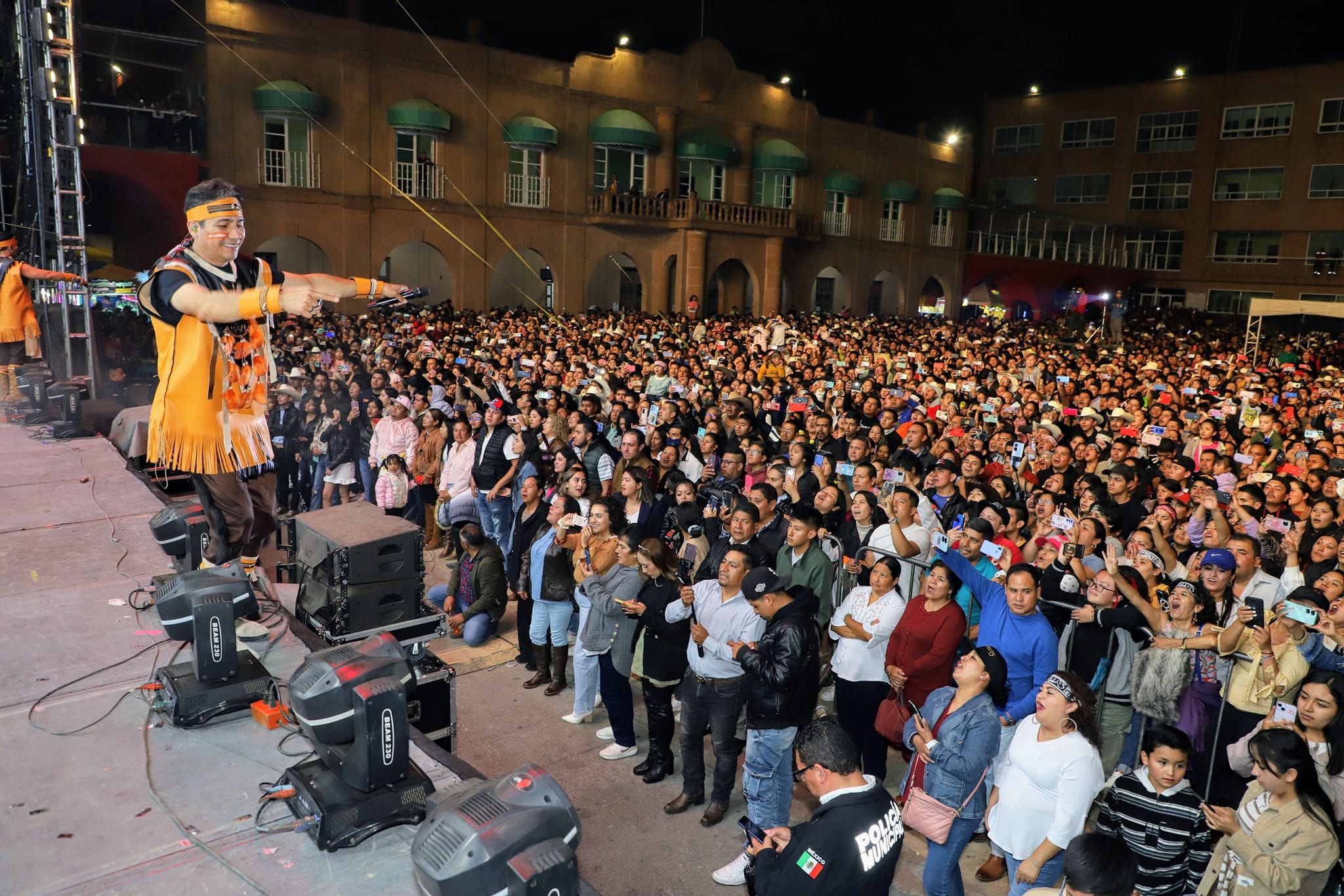 1716648866 801 Se desborda la Plaza Principal de Villa Victoria para recibir