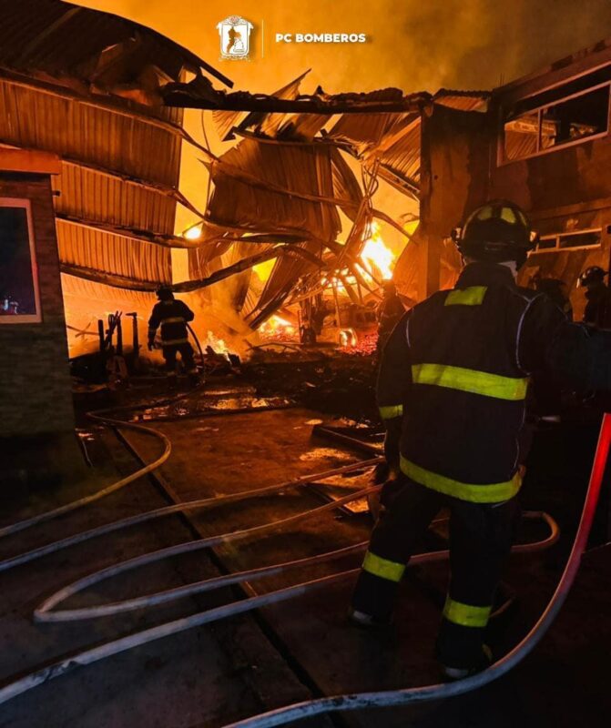 1716740301 582 INCENDIO Nuestro equipo de PC Bomberos Toluca en coordinacion