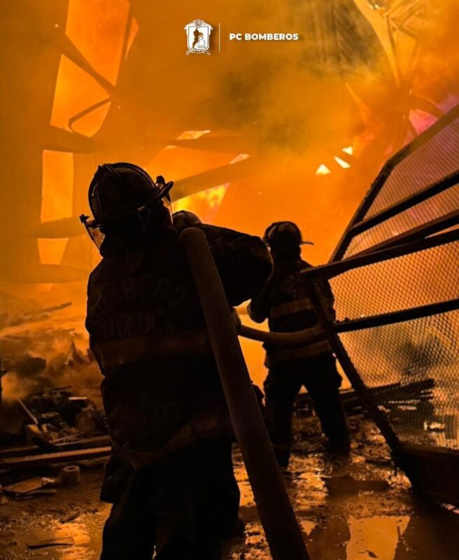 1716740308 INCENDIO Nuestro equipo de PC Bomberos Toluca en coordinacion