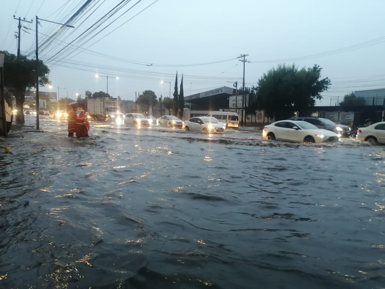 1717028702 659 PrecaucionSe presenta inundacion en ambos sentidos de la Via Jose