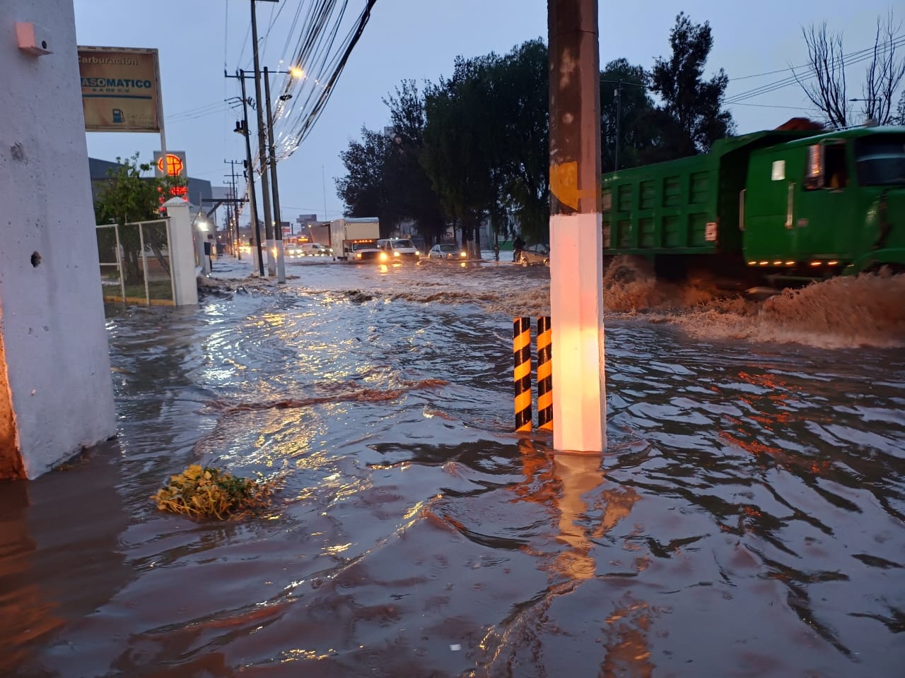 1717028702 931 PrecaucionSe presenta inundacion en ambos sentidos de la Via Jose