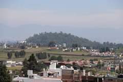 Puede ser una imagen de montaña y niebla