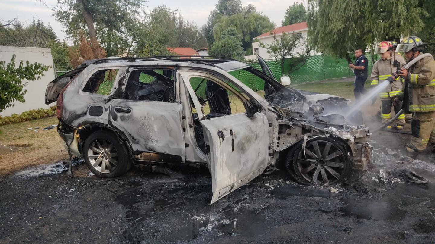 1717069910 143 Bomberos y policia de Metepec brindaron apoyo a un conductor