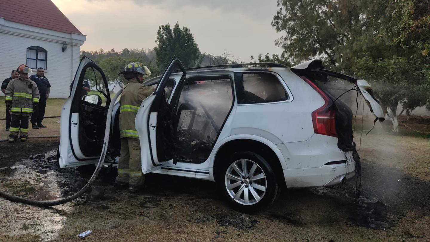 1717069910 854 Bomberos y policia de Metepec brindaron apoyo a un conductor