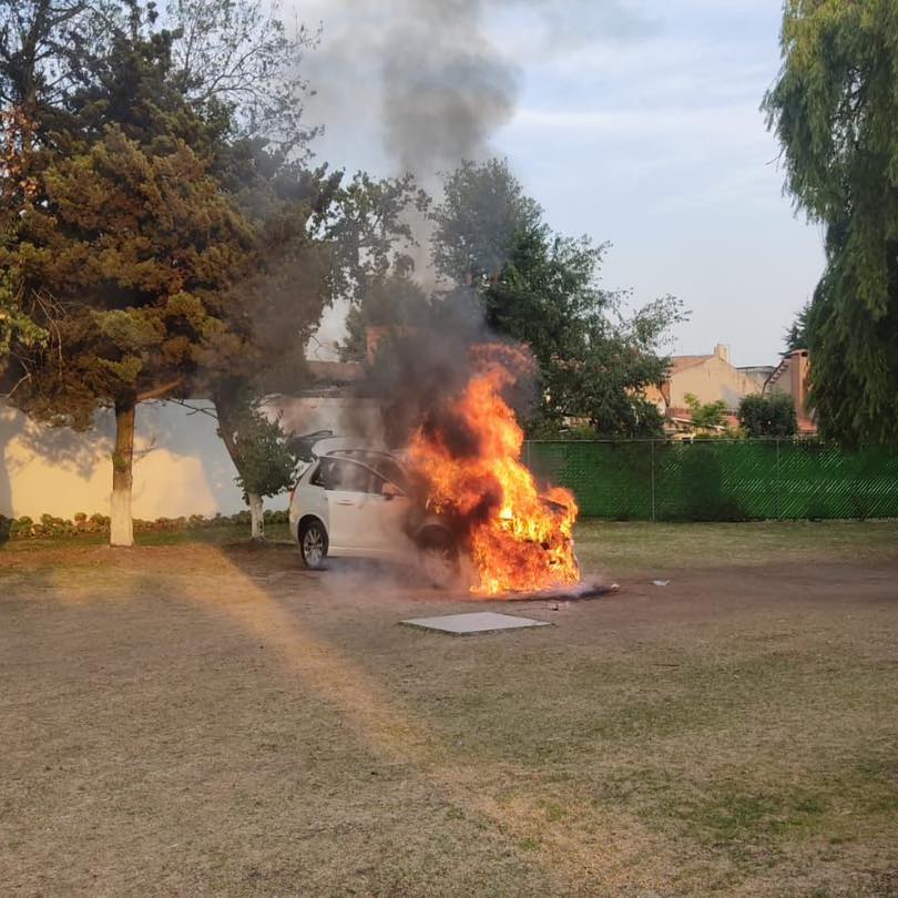 1717069915 Bomberos y policia de Metepec brindaron apoyo a un conductor