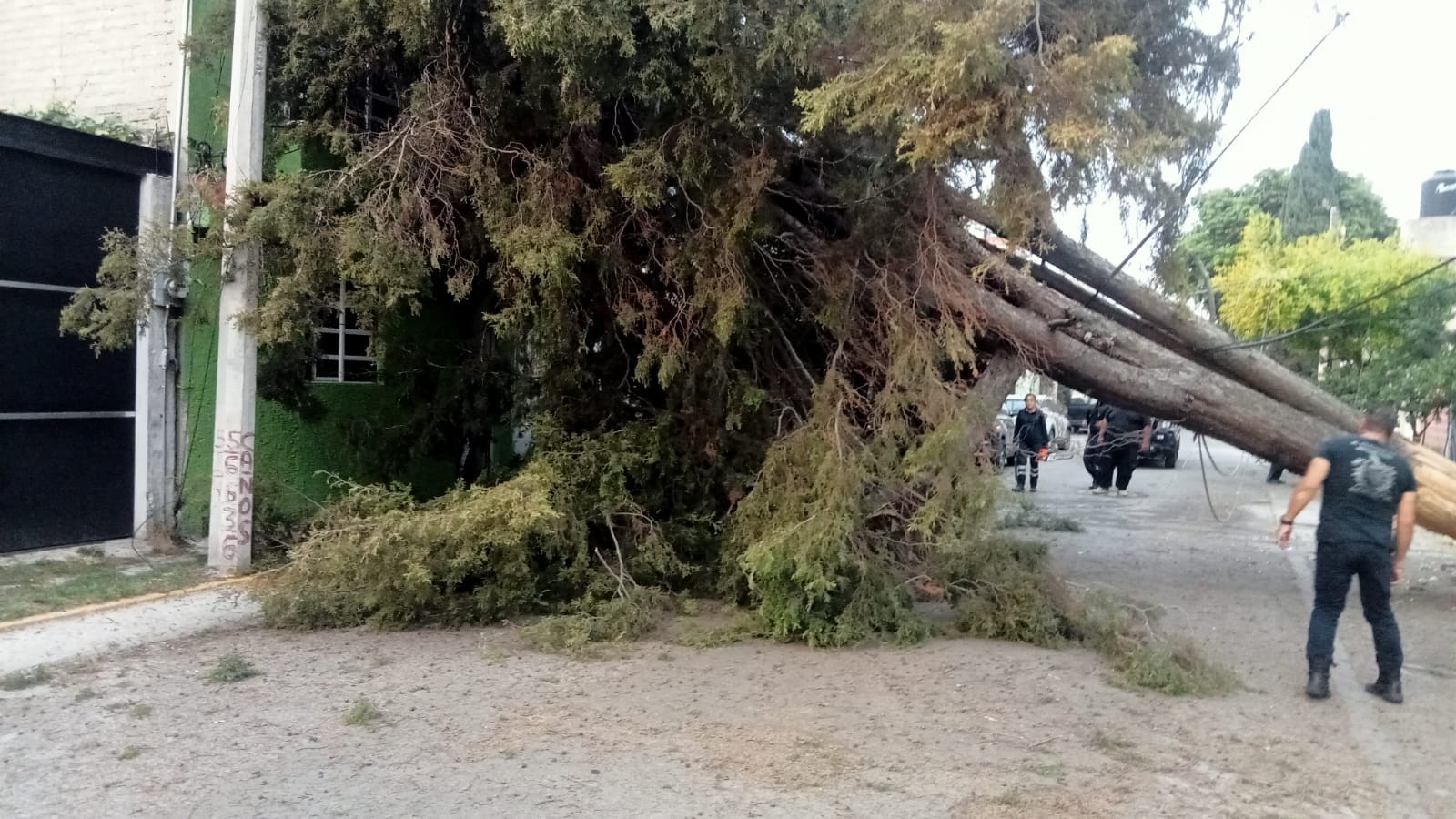 Companeros de Proteccion Civil y Bomberos Ecatepec se encuentran laborando