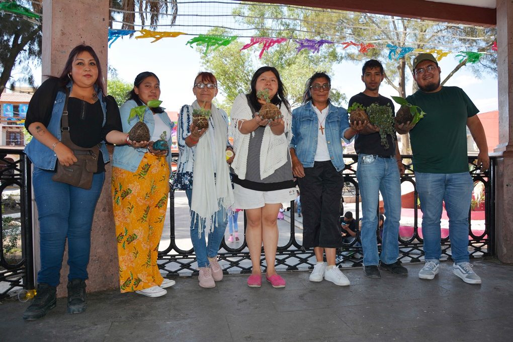 Con arte y dedicacion alumnos aprenden el cultivo de plantas