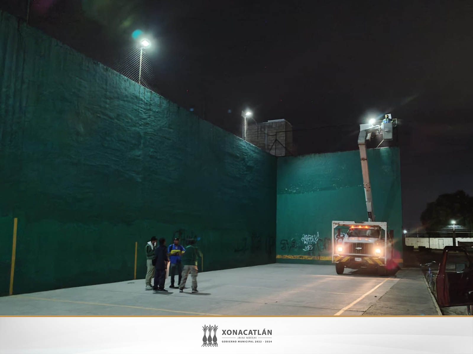 Hemos colocado las nuevas luminarias en la cancha de fronton