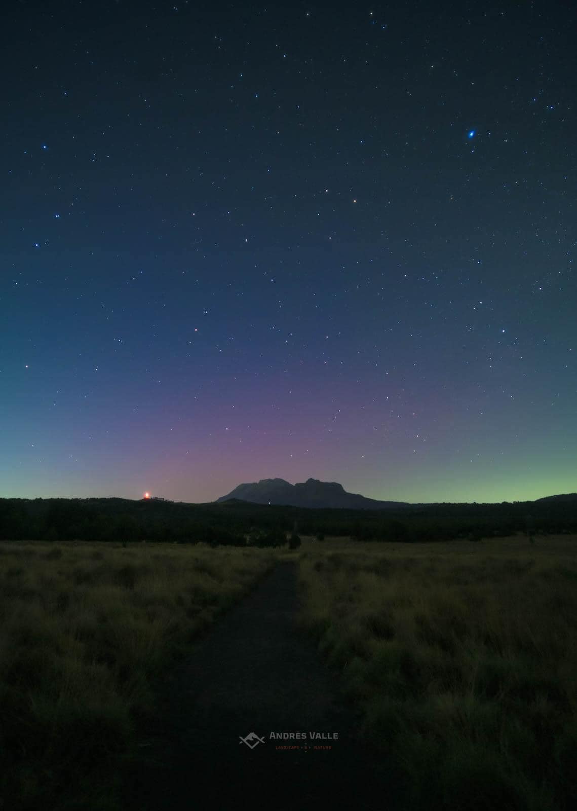 Impresionantes AurorasBoreales y ViaLactea con nuestros hermosos volcanes de f