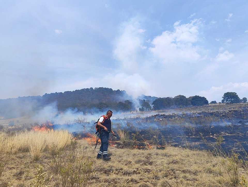 Incendio Elementos de Proteccion Civil y voluntarios atienden un