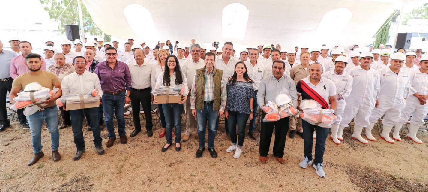 Nuestro Presidente Municipal entrego uniformes y herramientas de trabajo a