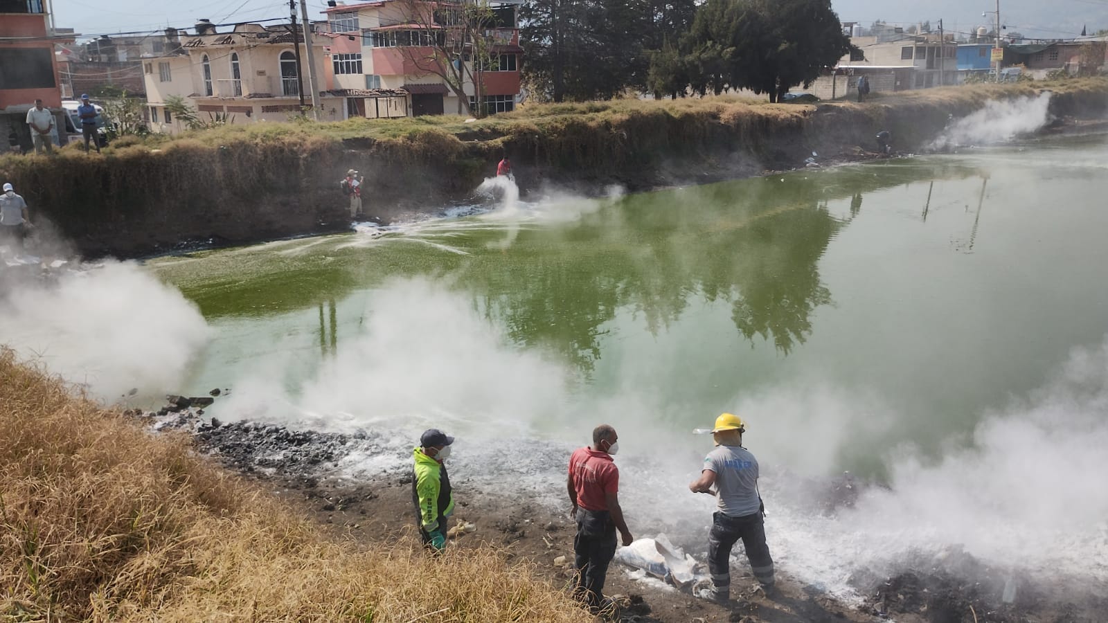 Personal de Proteccion Civil y Bomberos realiza labores de sanitizacion