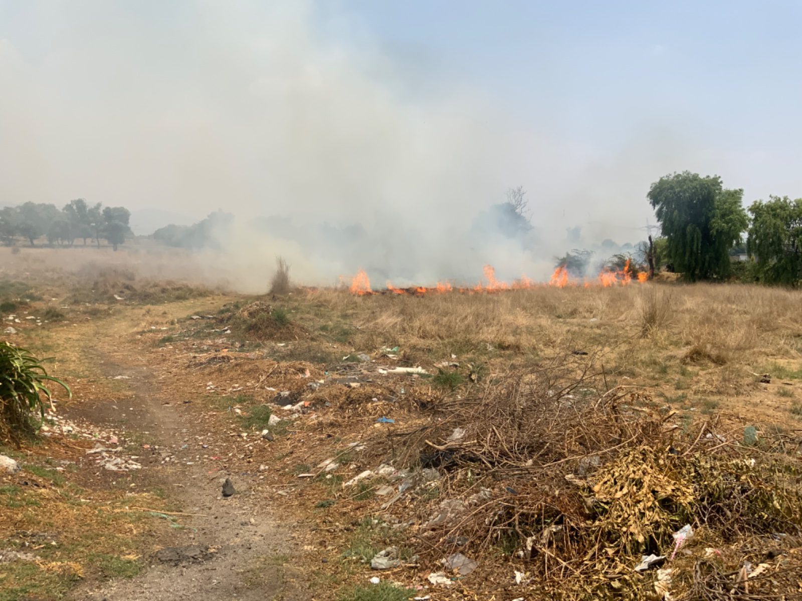 ProteccionCivil Los bomberos de Otzolotepec controlan un incendio en