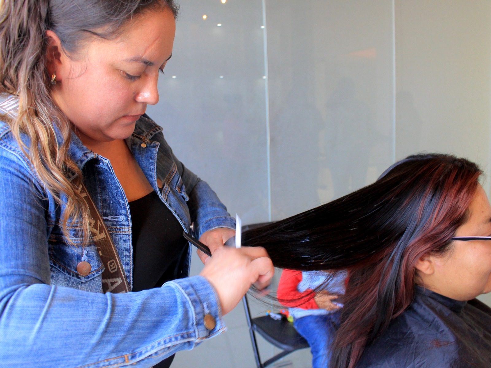 Siguen su marcha los cursos de corte de cabello en