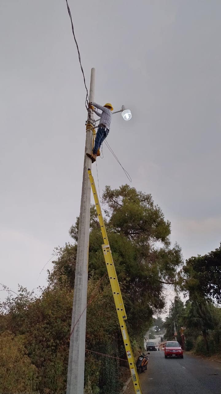 Una luminaria representa seguridad para las y los habitantes por