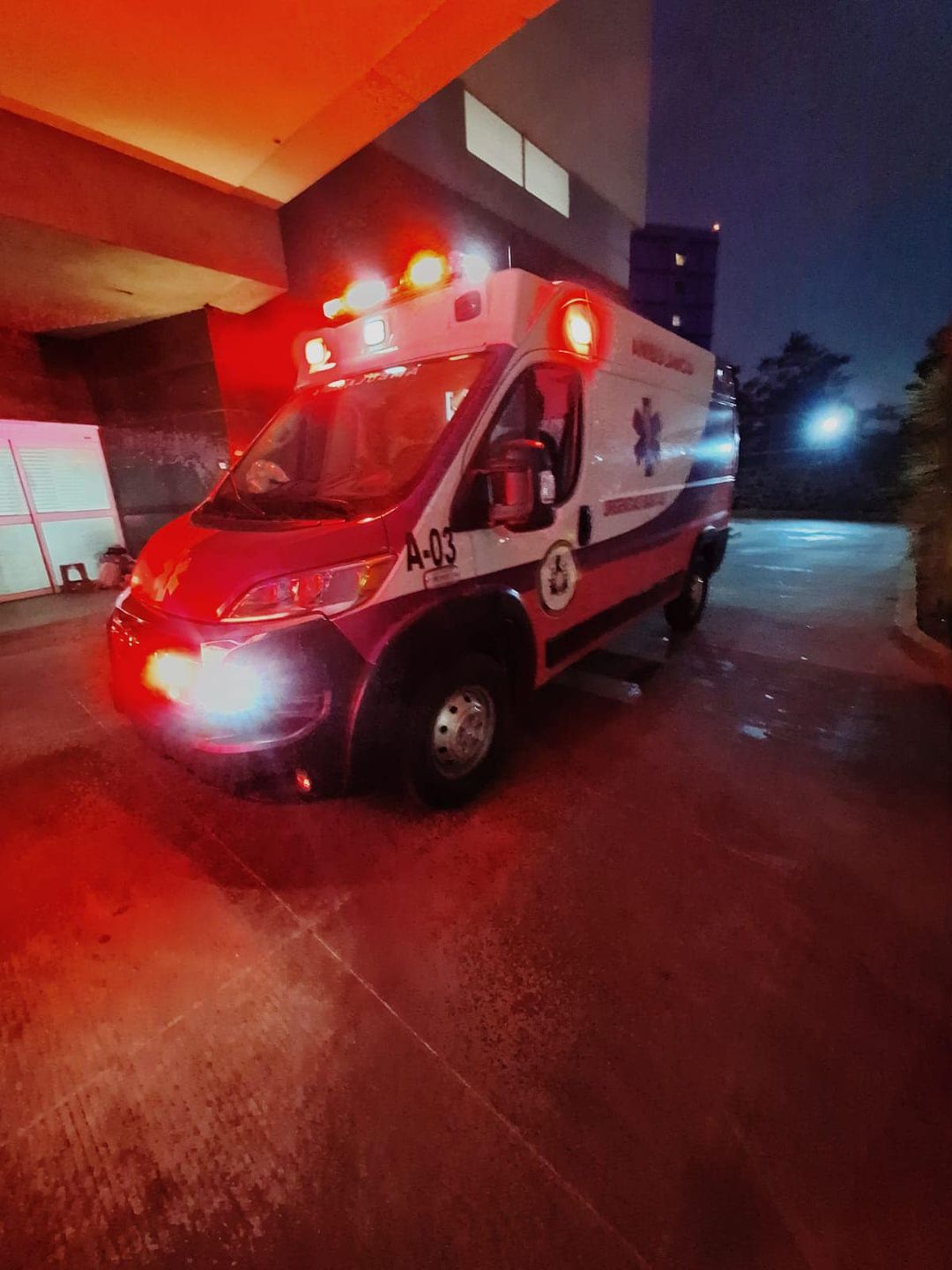 El trabajo de los paramedicos y bomberos de Proteccion Civil