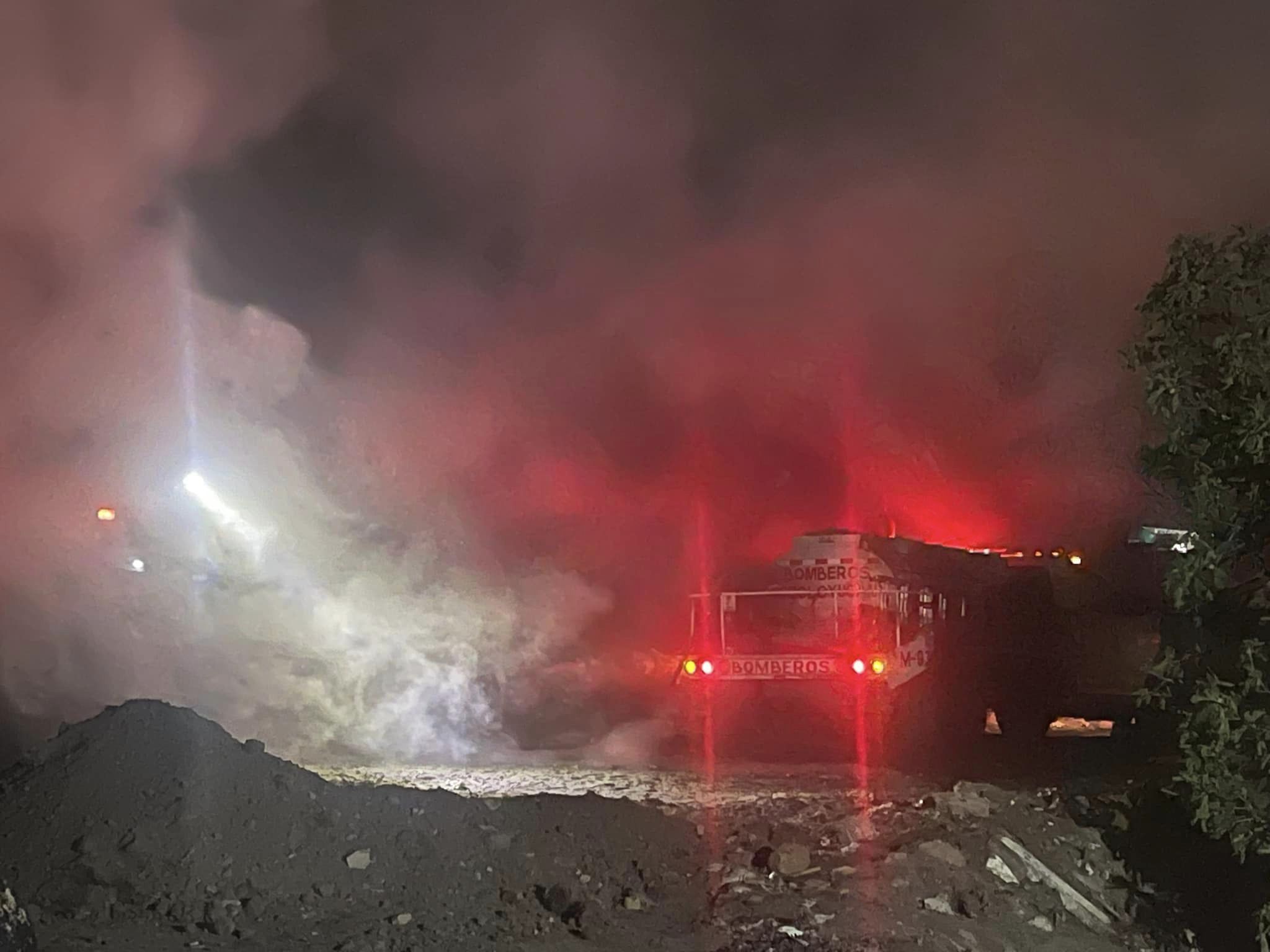 Esta madrugada Elementos de Proteccion Civil y Bomberos de Teoloyucan