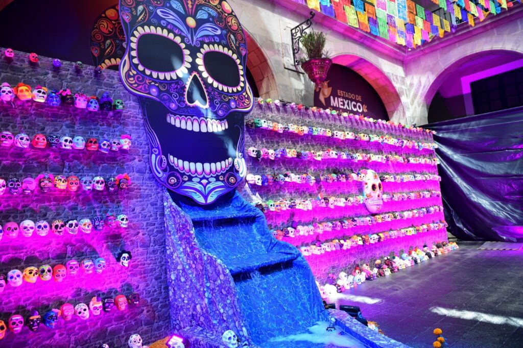 Impresionante Ofrenda Monumental con Mil Cráneos Engalana el Palacio de Gobierno del Estado de México por Día de Muertos