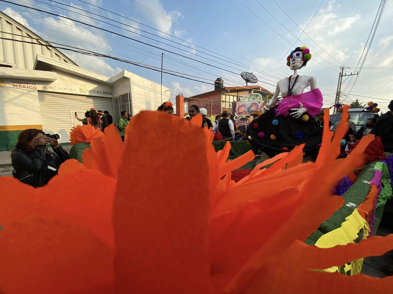 1667346847 100 Estamos a unos minutos de comenzar el Desfile Municipal Caminata