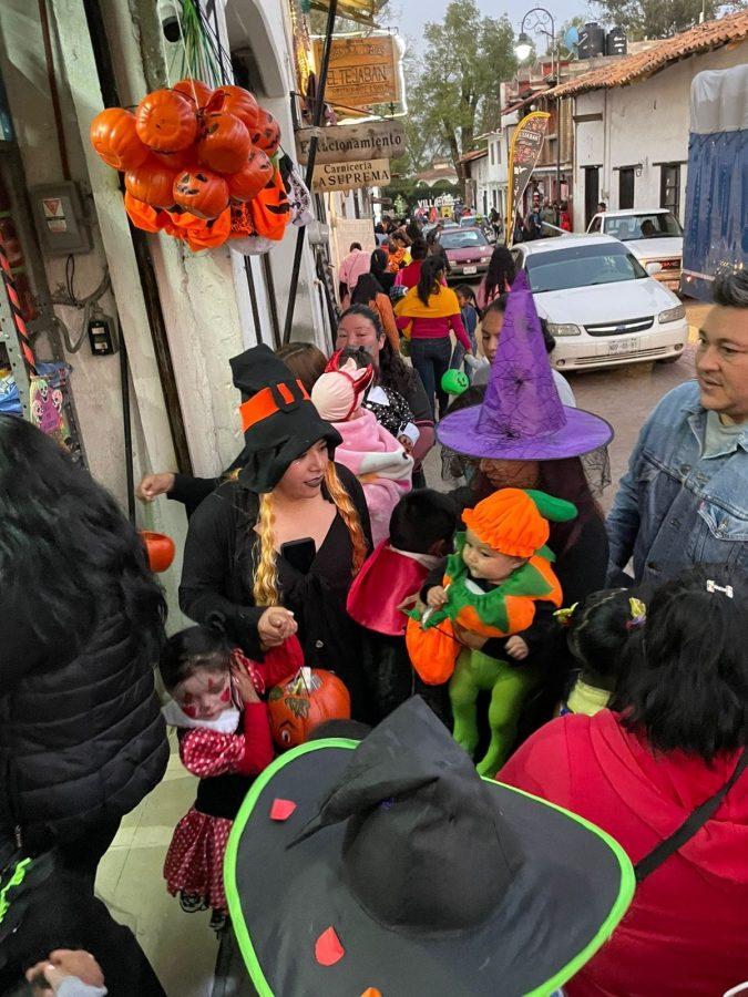 1667395642 141 En la celebracion de dia de muertos ninos jovenes y