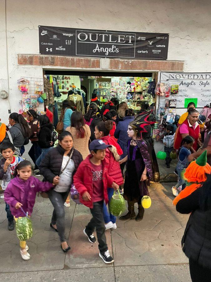 1667395642 578 En la celebracion de dia de muertos ninos jovenes y