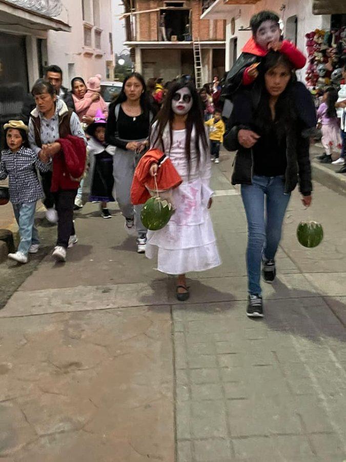 1667395652 En la celebracion de dia de muertos ninos jovenes y