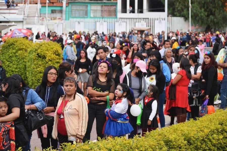 1667398042 337 Ninos y ninas reciben su tradicional calaverita del Gobierno de