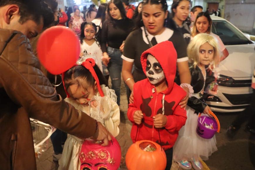 1667398042 349 Ninos y ninas reciben su tradicional calaverita del Gobierno de